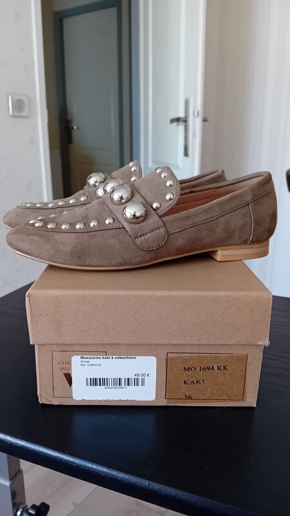 MOCASSINS CLOUTES DAIM BEIGE MARQUE WU Chaussures