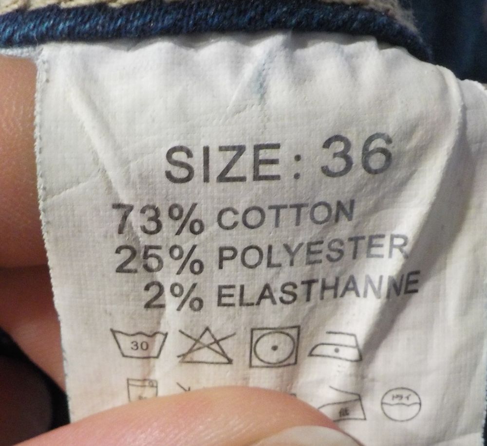 JEAN HELLO KITTY TAILLE 36 FAUSSES USURES SUR LES CUISSES Vêtements