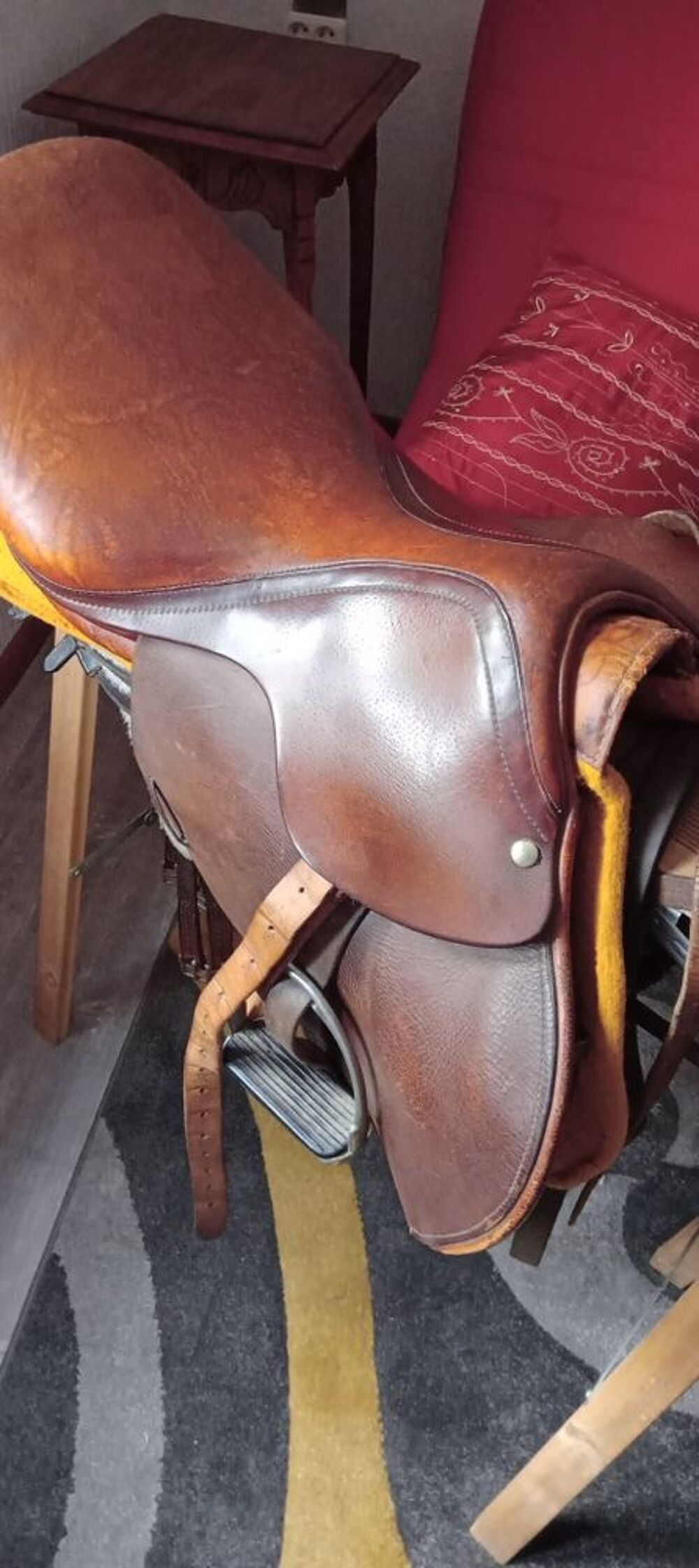 Selle de cheval. en cuir. fe couleur marron. &eacute;triers Sports