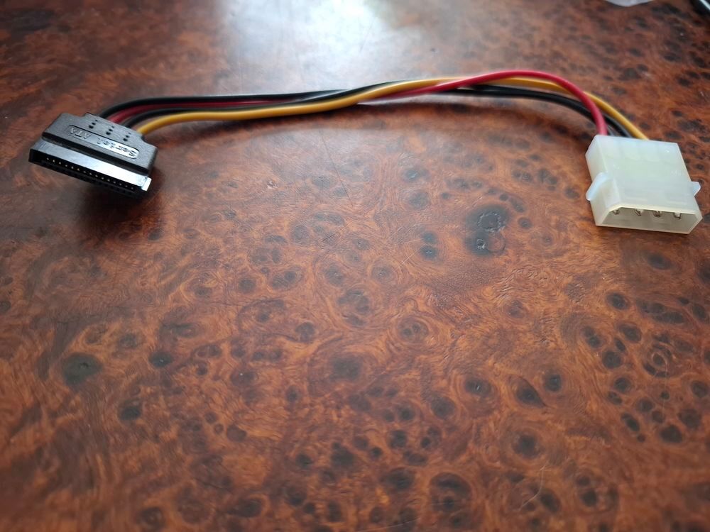 C&acirc;ble d'alimentation 4 broches Molex/Sata 15 cm TBE Matériel informatique