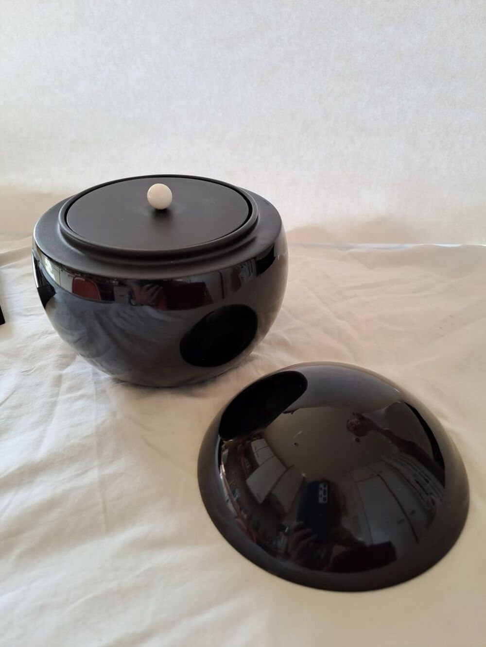 Sph&egrave;re &agrave; caviar en bois laqu&eacute; noir Cuisine