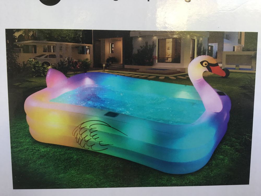 Piscine cygne lumineuse solaire cause double emplois. Jardin