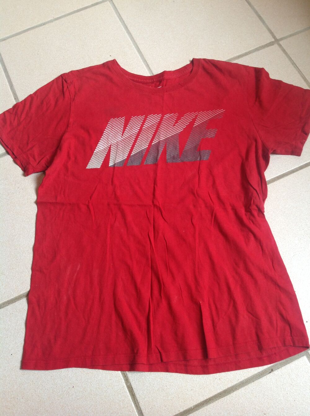 TEE SHIRT NIKE ROUGE TAILLE M Envoi Possible
Vtements