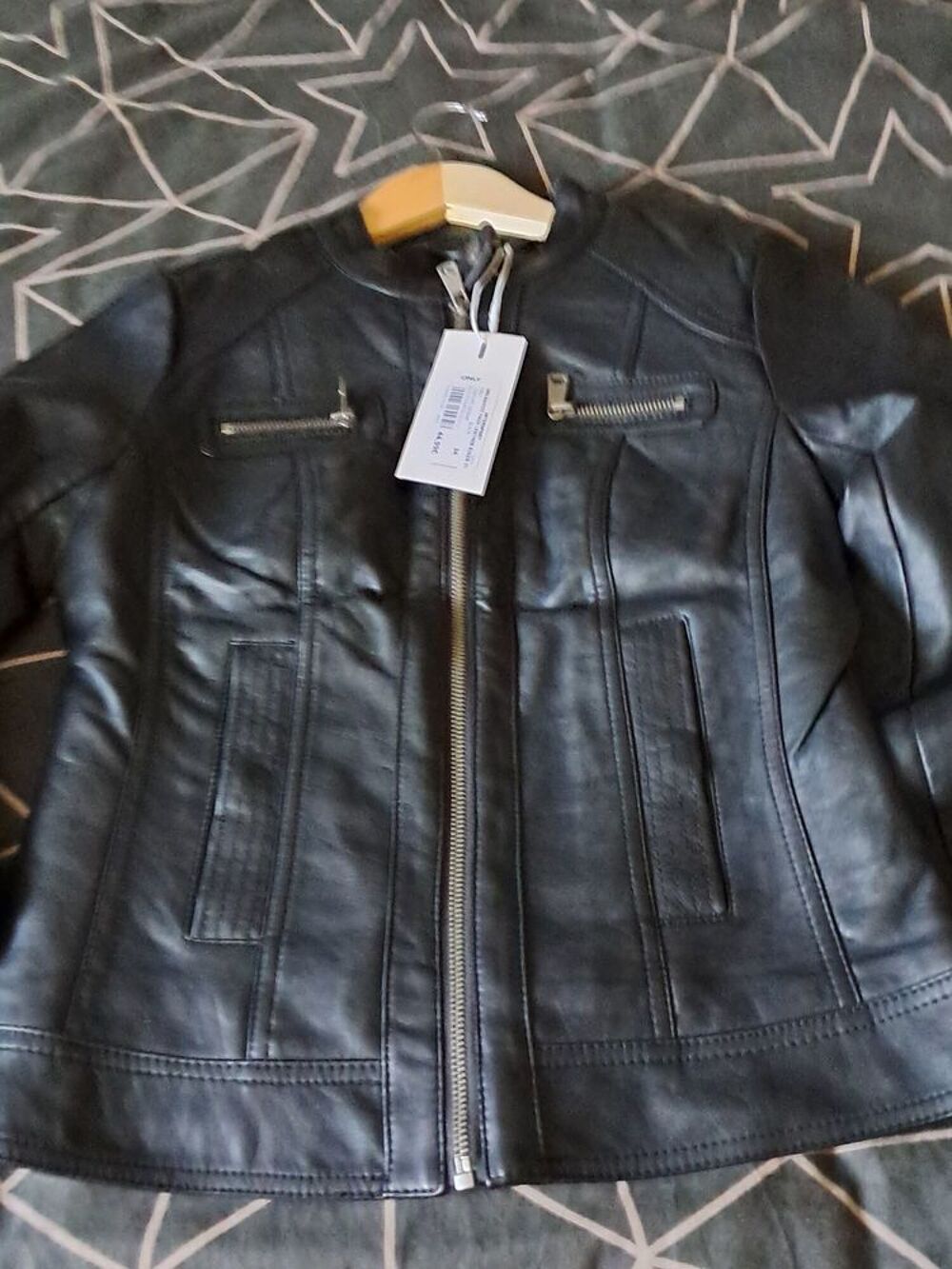 veste en cuire neuve. Vêtements