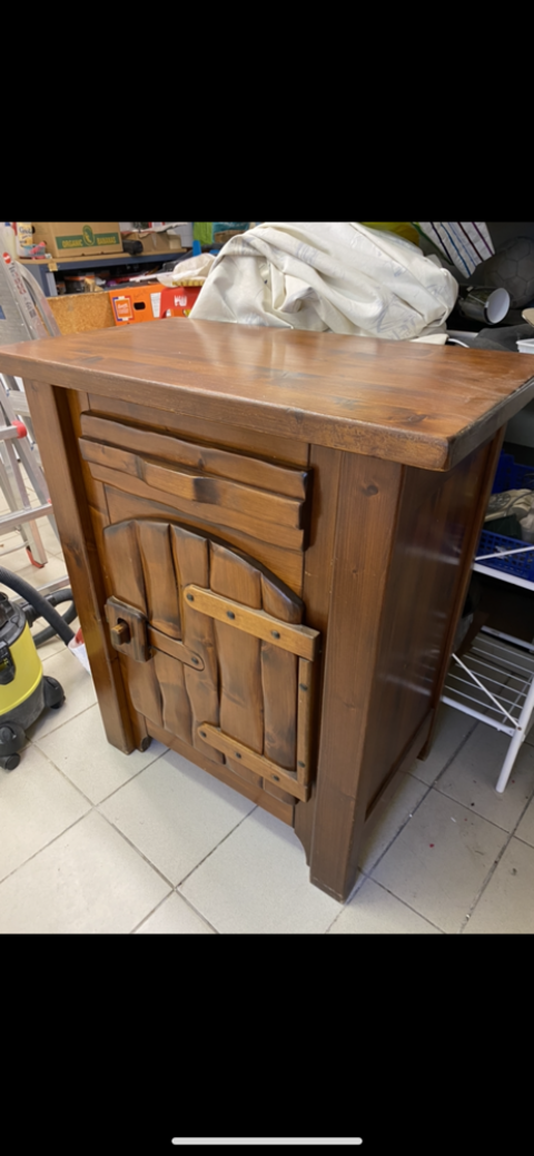 Meuble style m�di�val  90 Saint-Hilaire-de-Chal�ons (44)