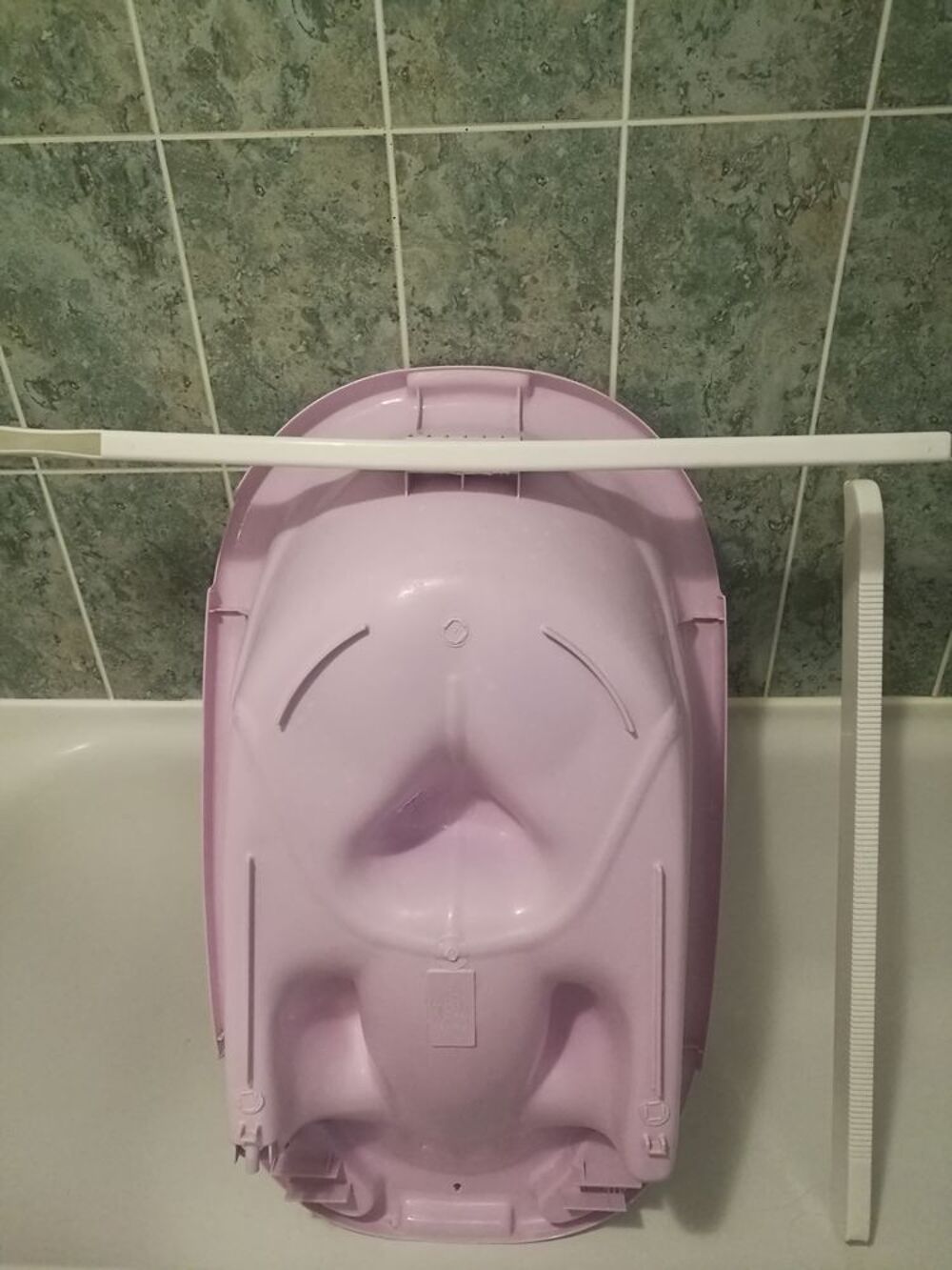 Baignoire BB ergonomique rose/lilas avec ses 2 supports Pu�riculture