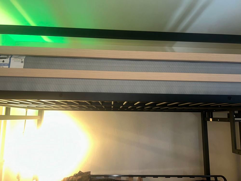 &agrave;€ vendre lit mezzanine et matelas &agrave; m&eacute;moire de forme Meubles