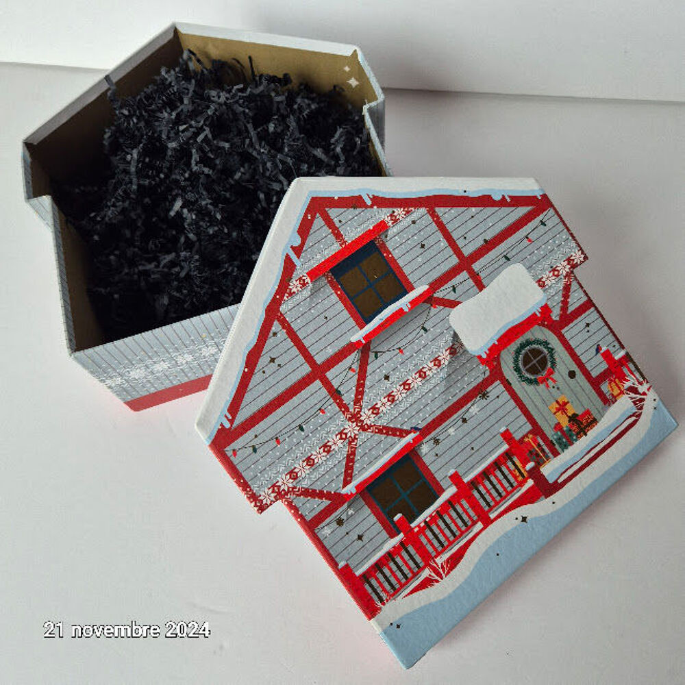Coffret carton forme chalet BONNES FETES rouge/blanc/dorure Décoration