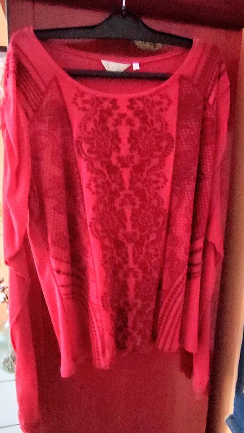 Petit pull rouge fantaisie Vêtements