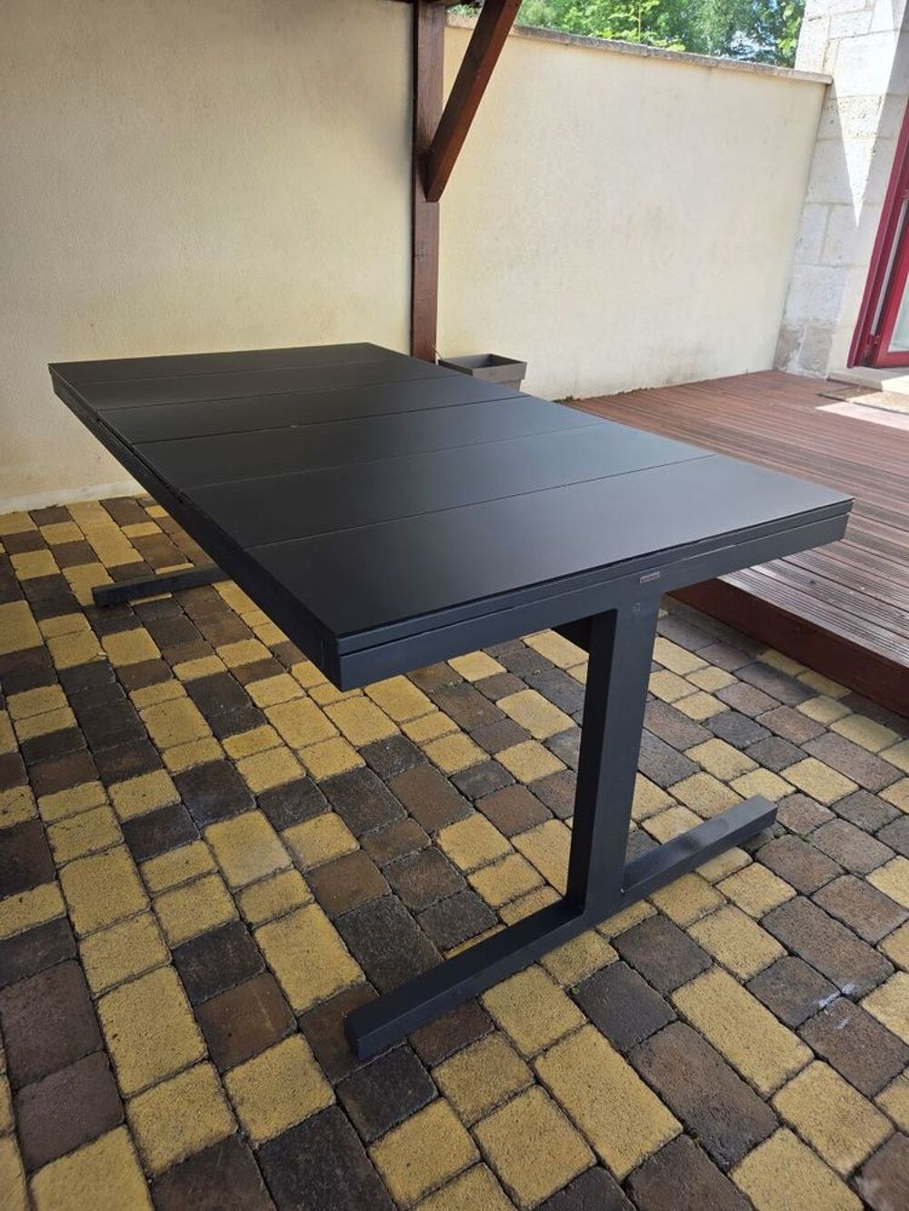 Table ext&eacute;rieure et fauteuil ext&eacute;rieur Meubles