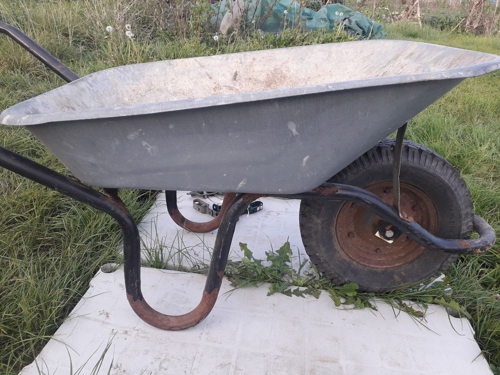 Brouette galvanis&eacute;e de chantier. Bricolage