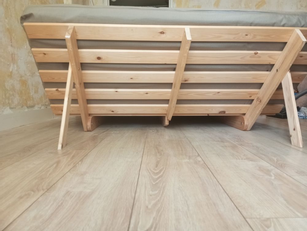 Lit et son matelas futon 140x200 Meubles