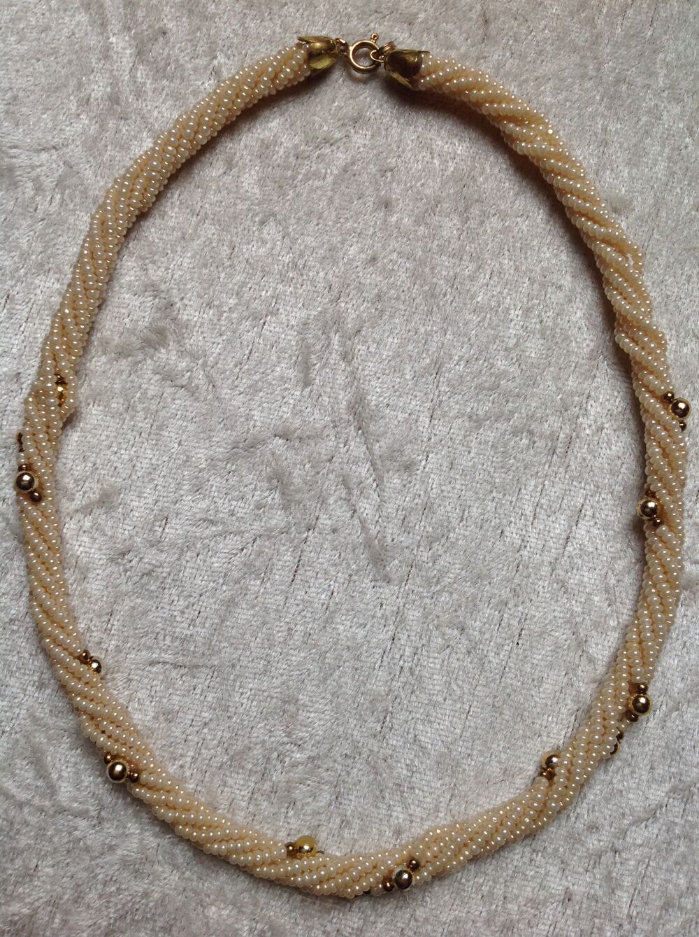 COLLIER TORSAD&Eacute; PERLES BLANCHES &amp; M&Eacute;TAL DOR&Eacute; Envoi Possible
Bijoux et montres
