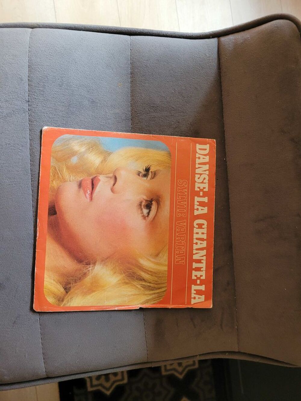 un disque vinyl 45 tours CD et vinyles