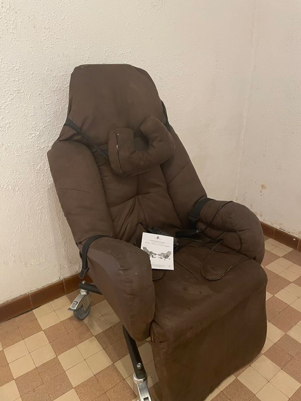 Fauteuil &eacute;lectrique m&eacute;dical Meubles
