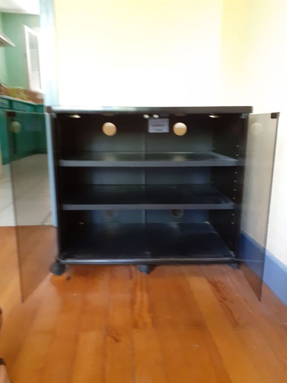 MEUBLE TELE NOIR SUR ROULETTES, VITRES TEINTEE Meubles