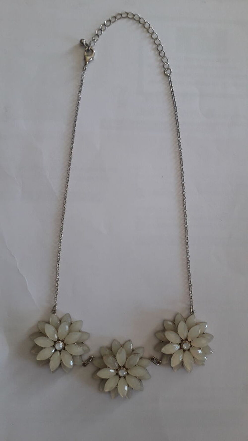 Collier fleurs aux p&eacute;tales de nacre 1950. Bijoux et montres