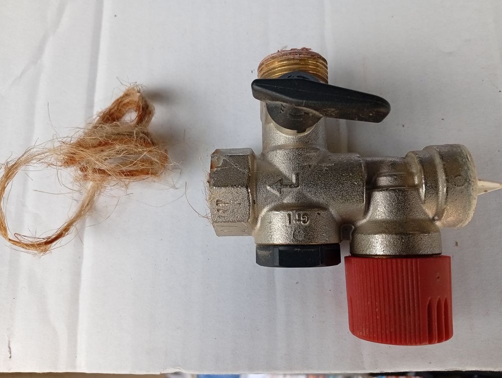 Groupe de s&eacute;curit&eacute; chauffe eau 100 l Bricolage
