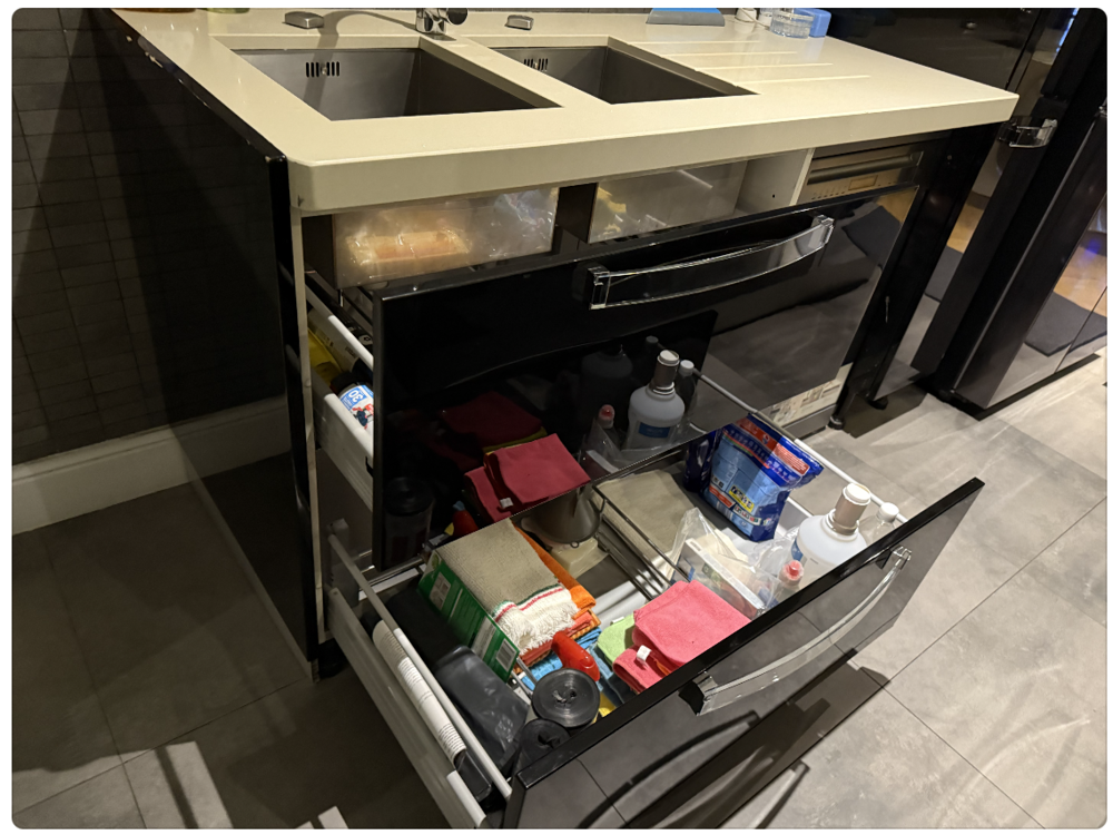Cuisine avec &icirc;lot central et plan de travail en granit Cuisine