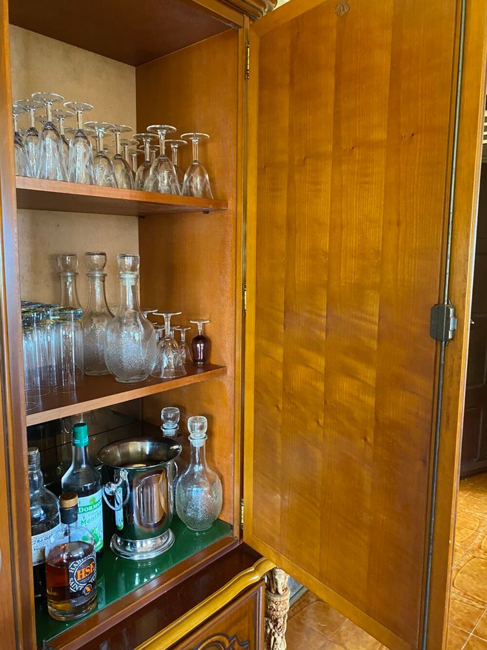Buffet living en excellent &eacute;tat 1500
Prix n&eacute;gociable 
Meubles