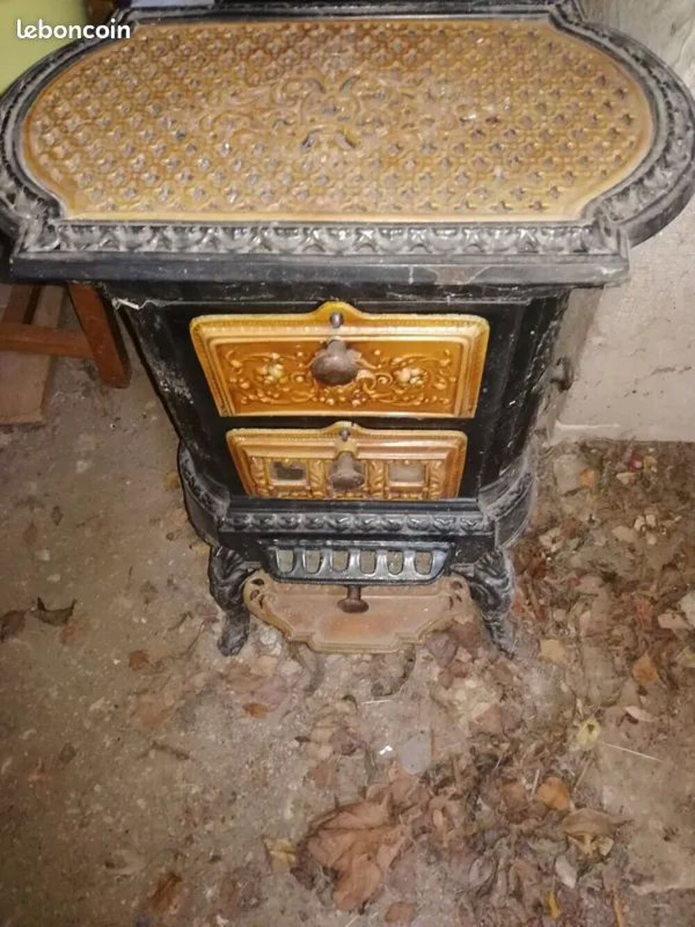 POELE EN FAIENCE Meubles