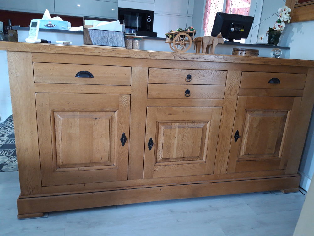 Salle &agrave; manger compl&egrave;te, buffet , table, miroir 
Meubles