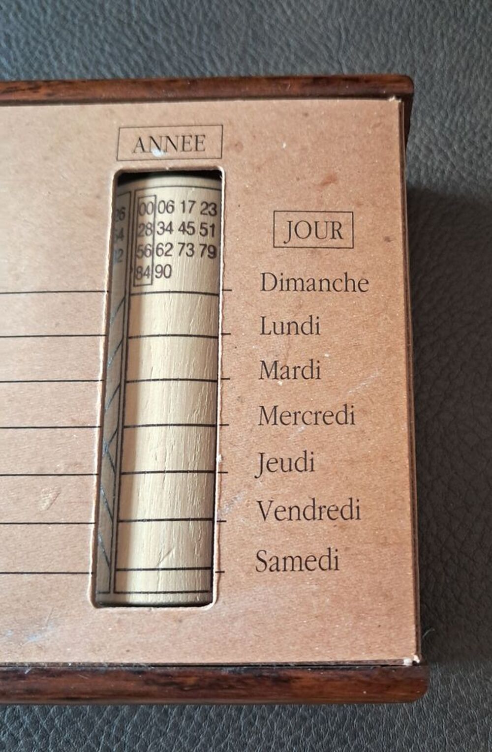 calendrier perp&eacute;tuel gr&eacute;gorien des ann&eacute;es 1600 &agrave; 2299 
Décoration