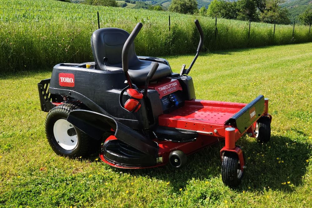 Tracteur tondeuse Toro zero turn timecutter ZS 4200. 
Jardin