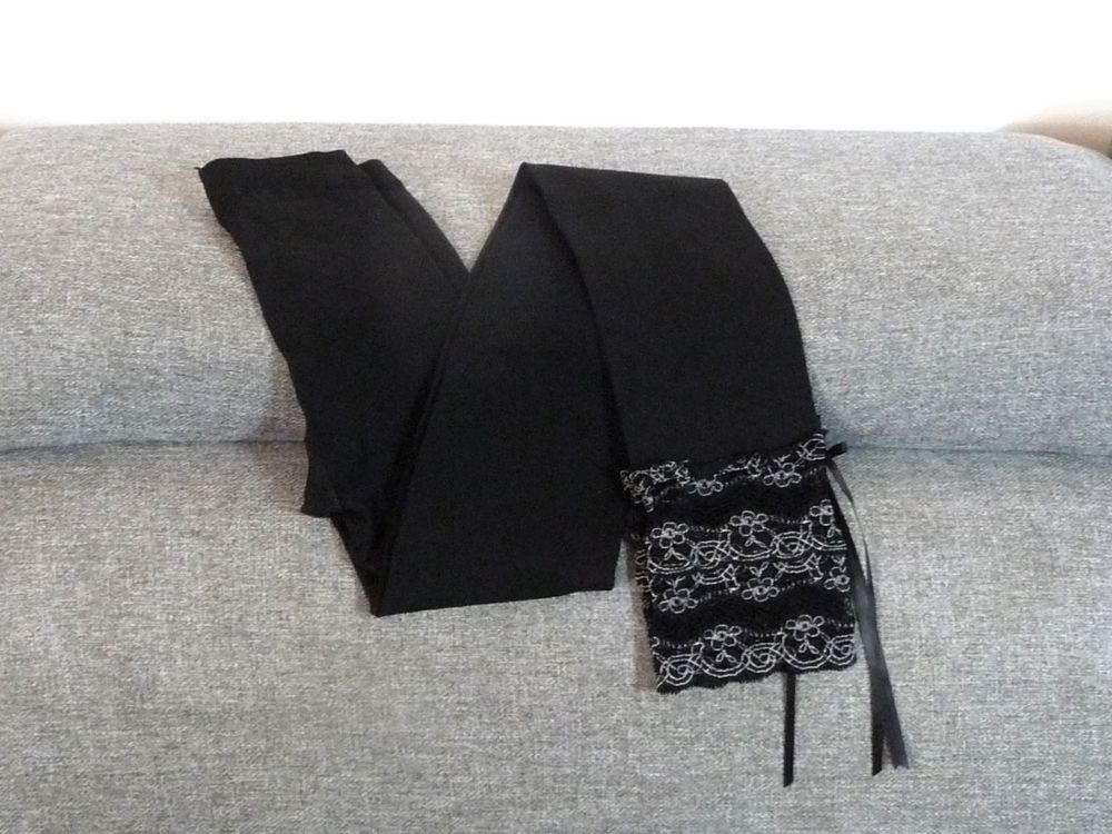 Legging/ Pantalon Noir avec sa Dentelle Noir et Blanc Vêtements