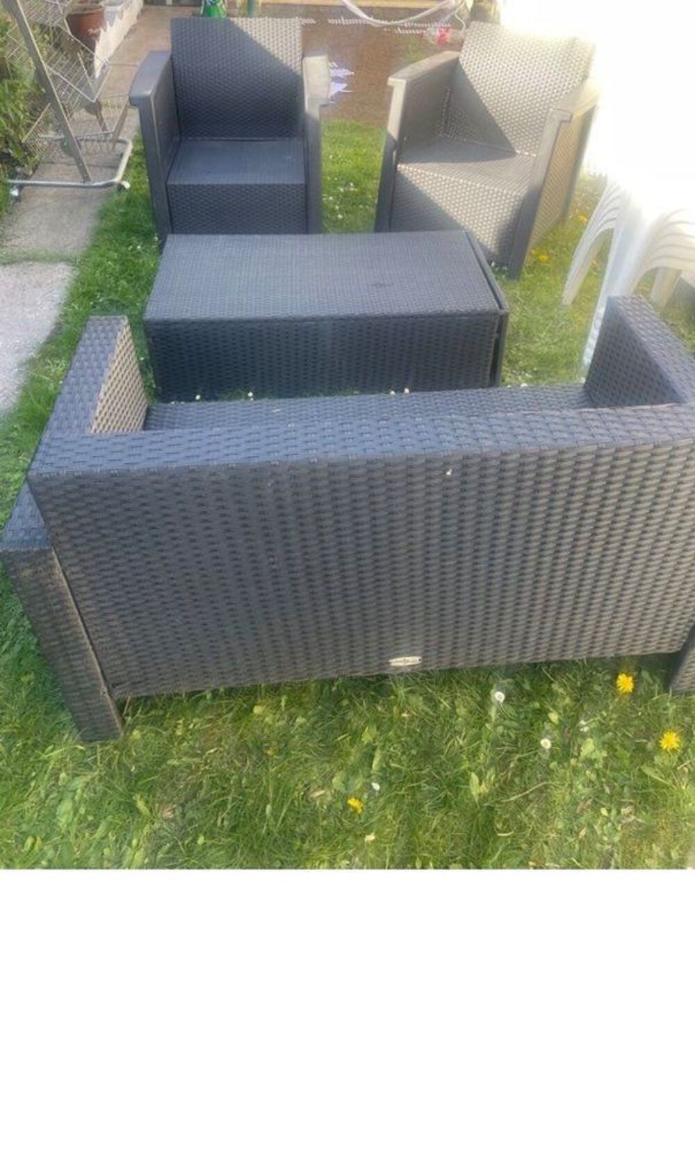 salon de jardin en r&eacute;sine en tr&egrave;s bon &eacute;tat, une grande banquette, deux fauteuils une place et une table avec une rallonge, voir photo, ci-jointe Jardin
