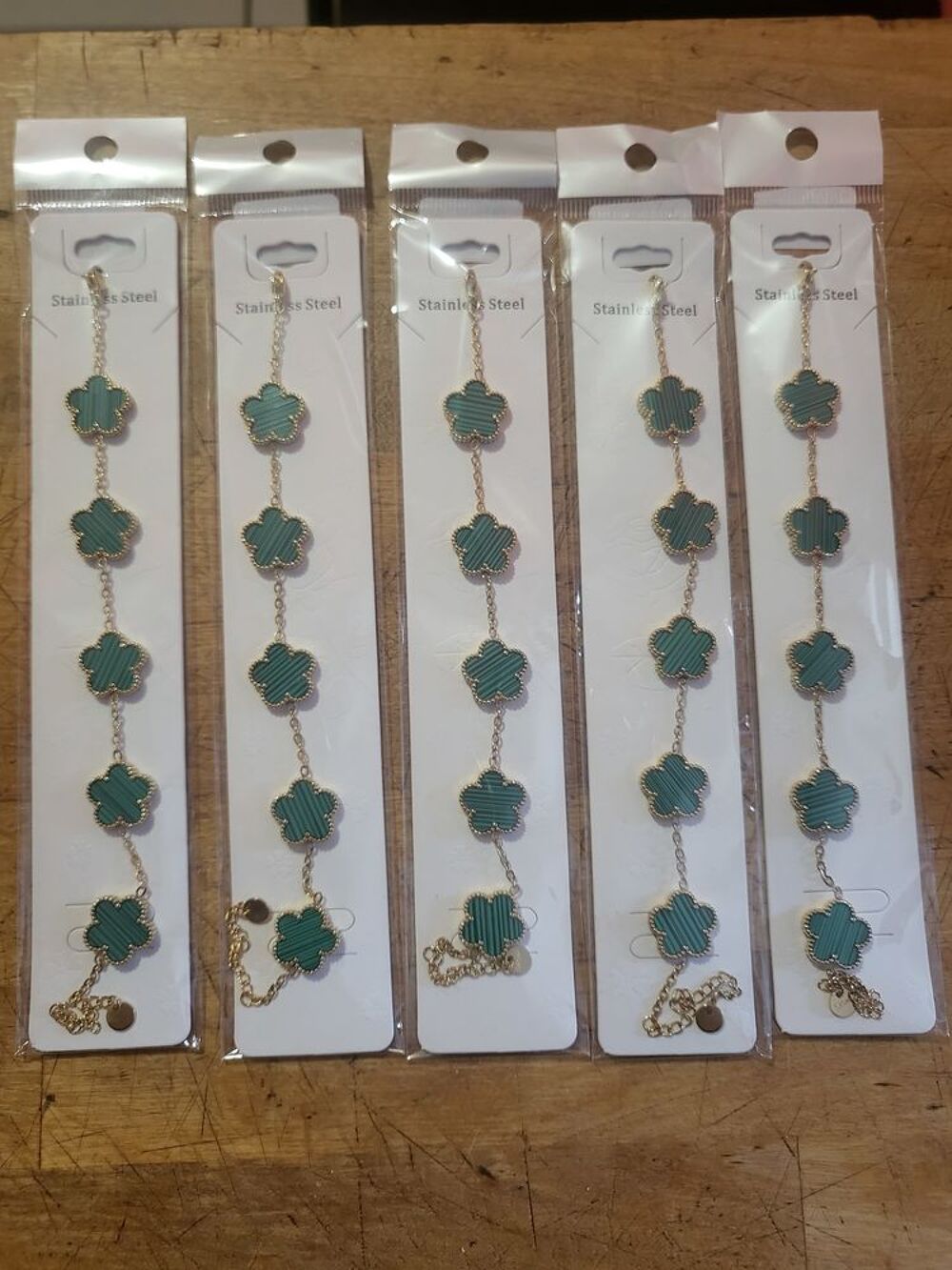 Coffret en parure en acier inoxydable 
Bracelets + Boucles 
Bijoux et montres