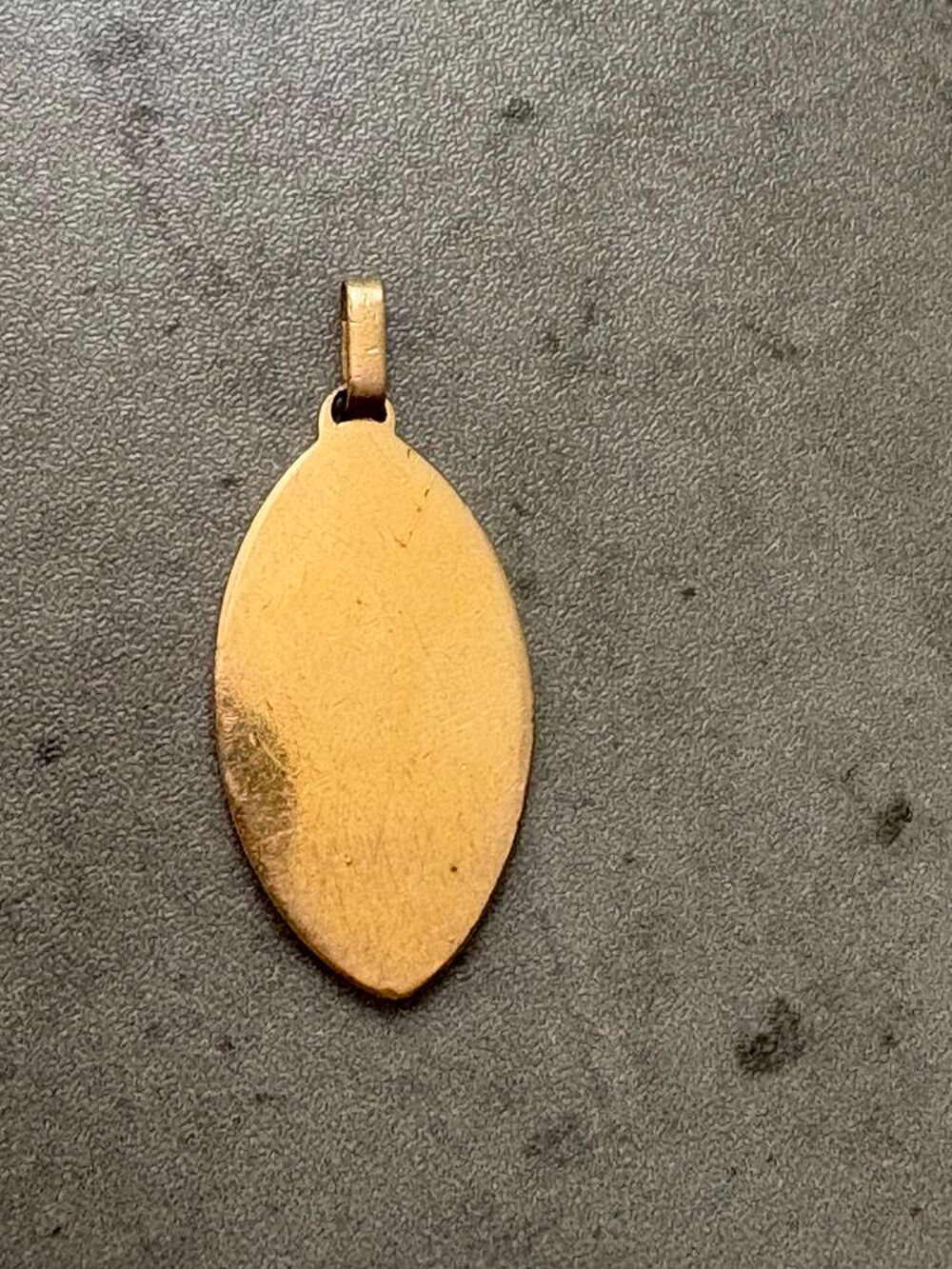 Pendentif plaque or Altesse Bijoux et montres