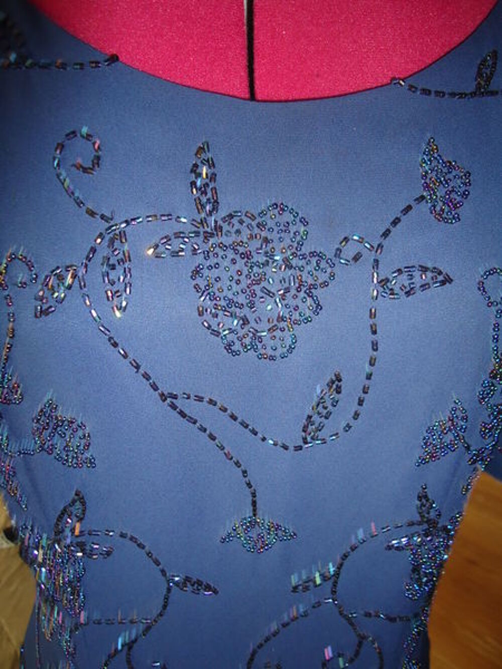 Robe de couleur bleu outremer, perl&eacute;e. Vêtements