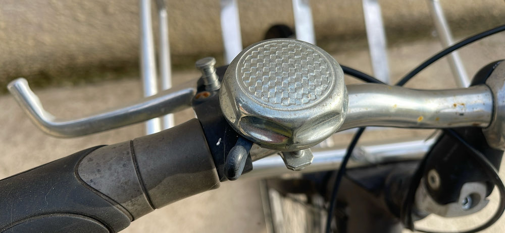 V&eacute;lo &eacute;lectrique vintage de la poste Vélos