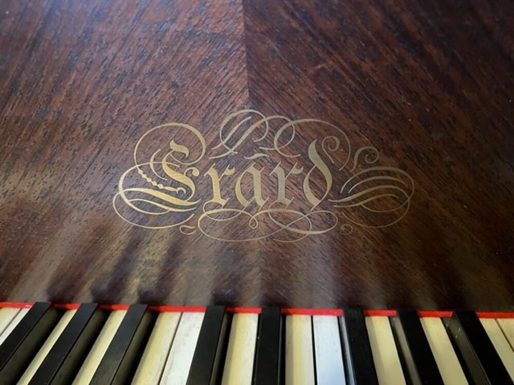 Piano 1/4 queue ERARD bois marquet&eacute; Instruments de musique