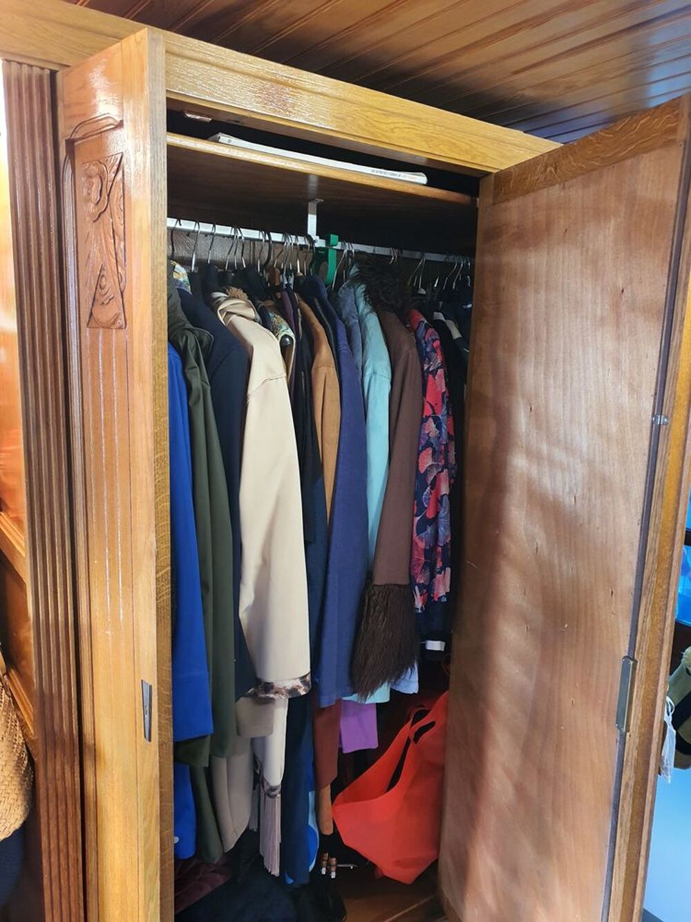 armoire ch&ecirc;ne massif 3 portes 1 miroir Meubles