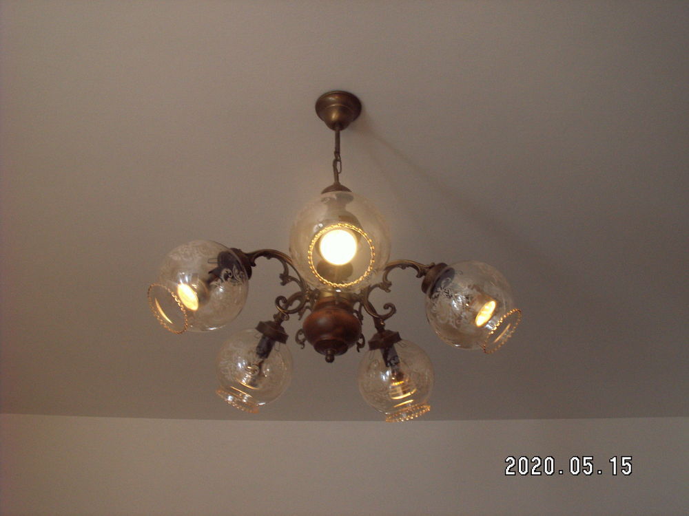 lustre de style 5 branches + ampoules &eacute;co + globes. Décoration