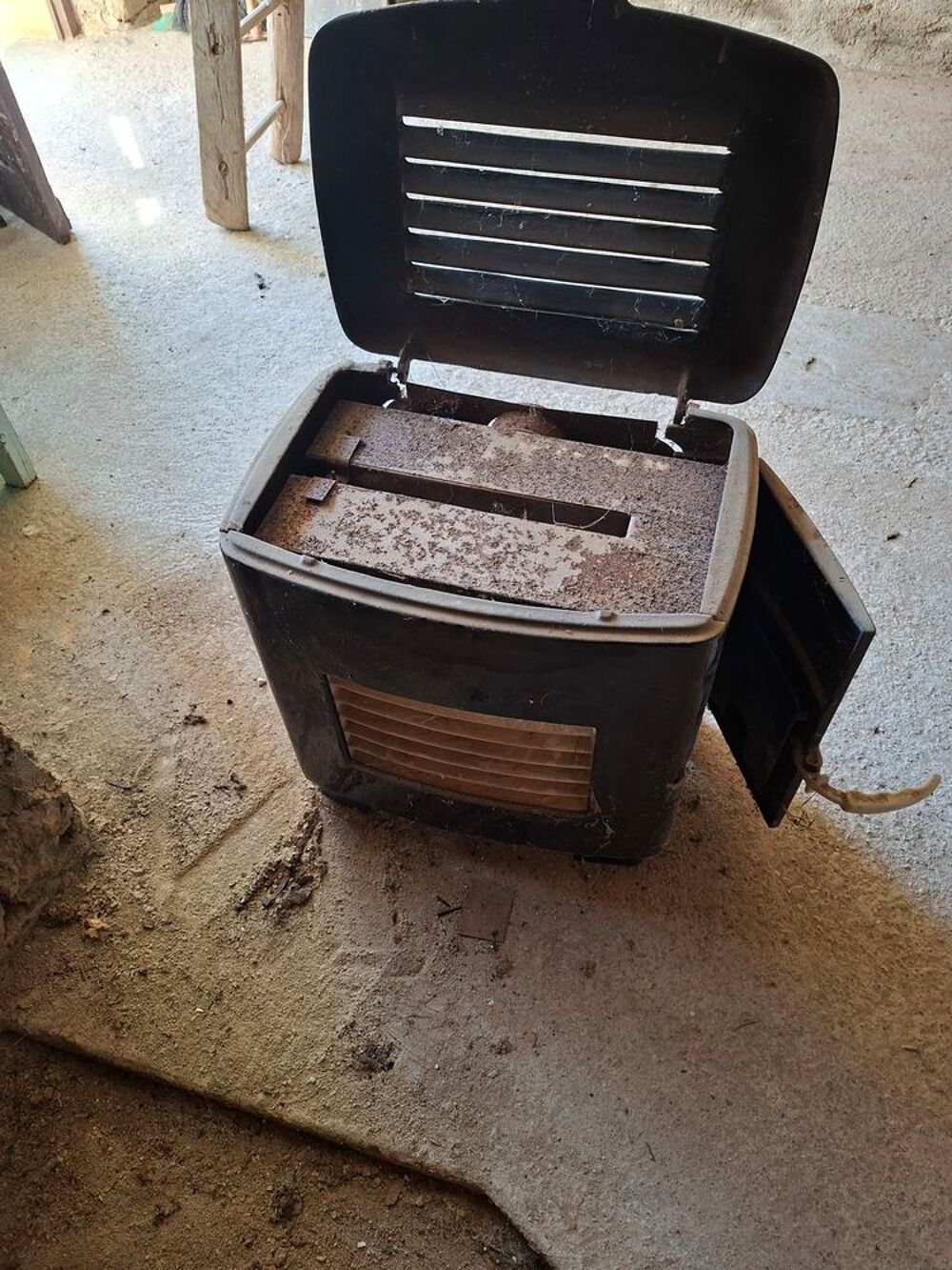 Petit po&ecirc;le &agrave; bois en fonte Meubles