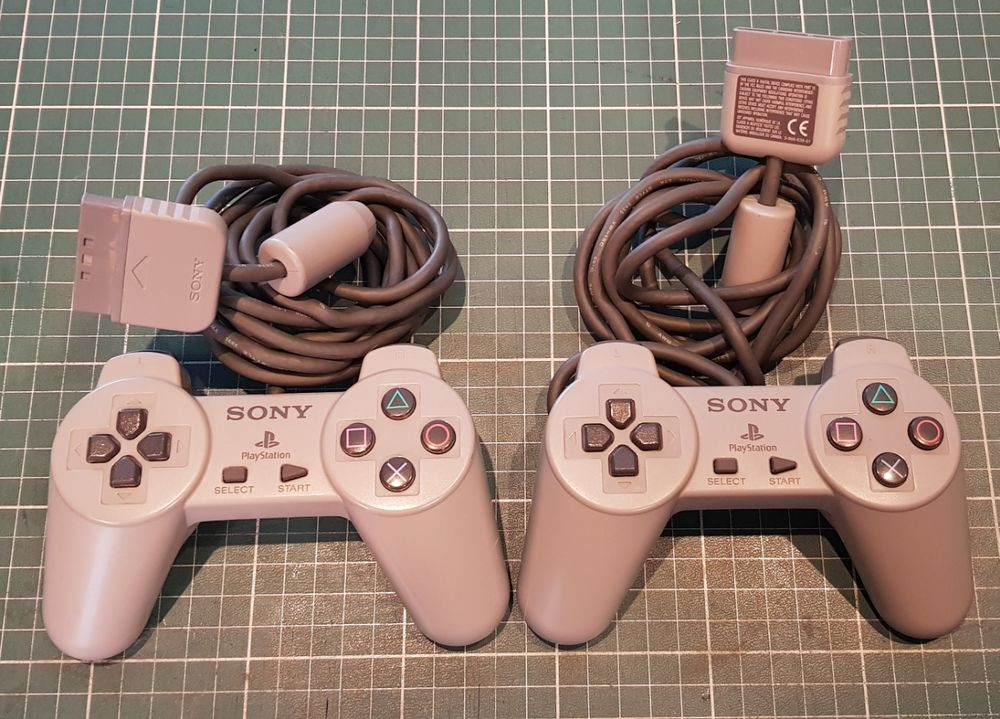 PlayStation 1 PS1 SCPH-5552 PAL + 2 manettes + 9 jeux Consoles et jeux vid�os