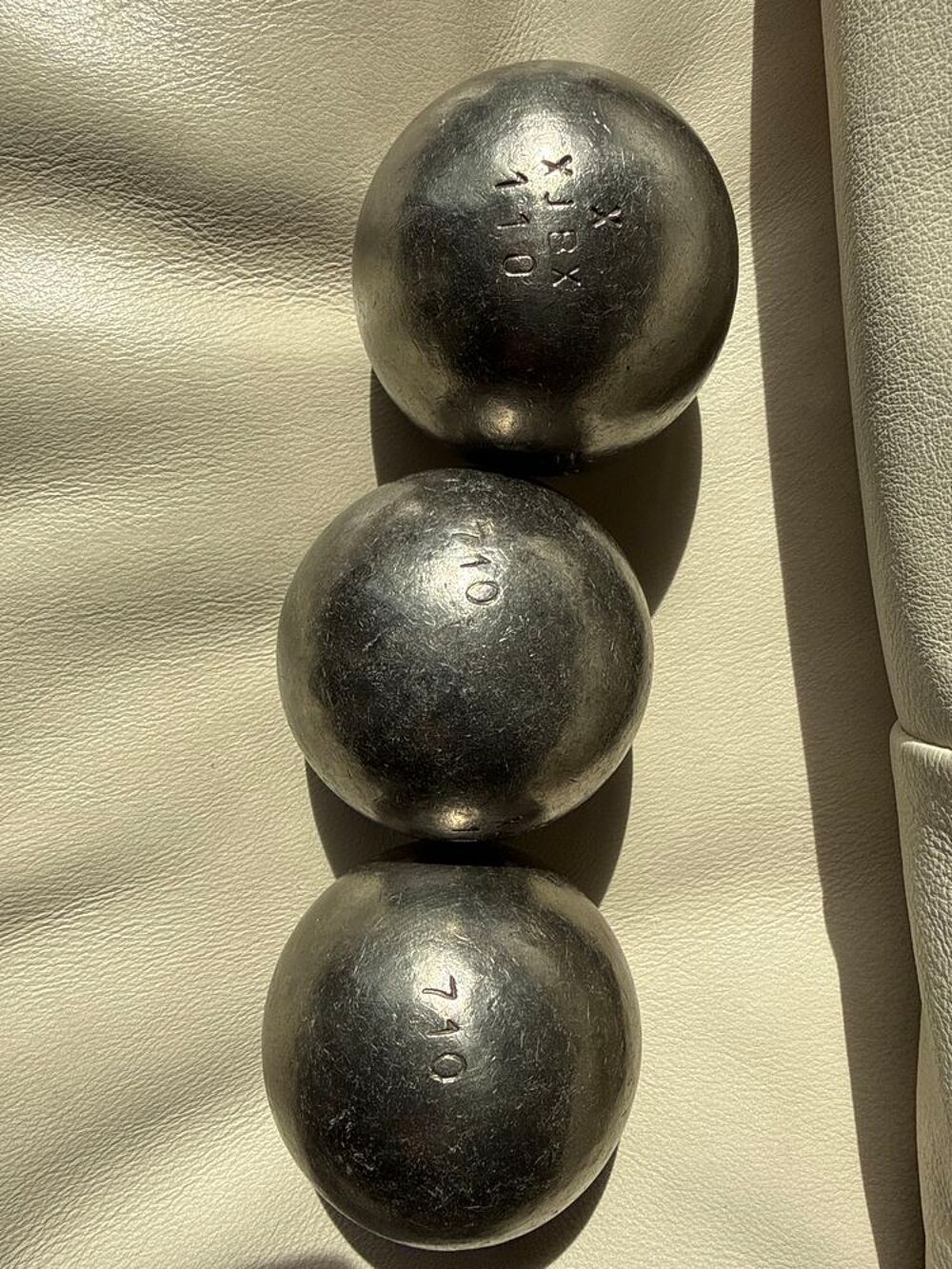 Boules de p&eacute;tanque de marque XJBX triplette 75/710 
Sports