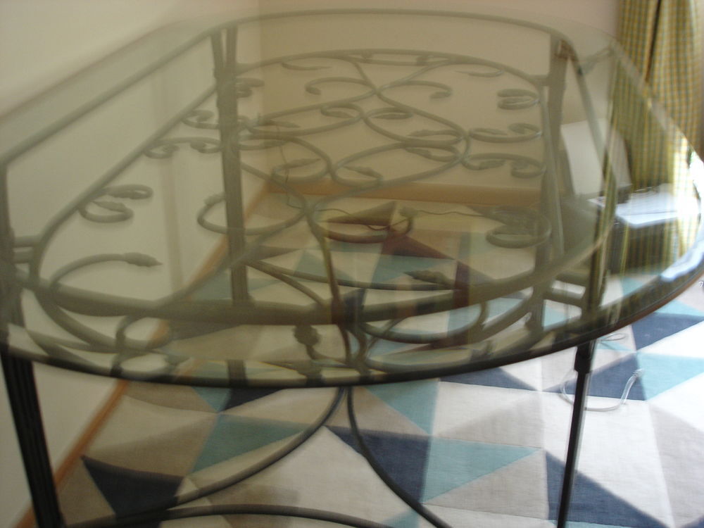 TABLE DESSUS VERRE SOCLE FER FORGER Meubles