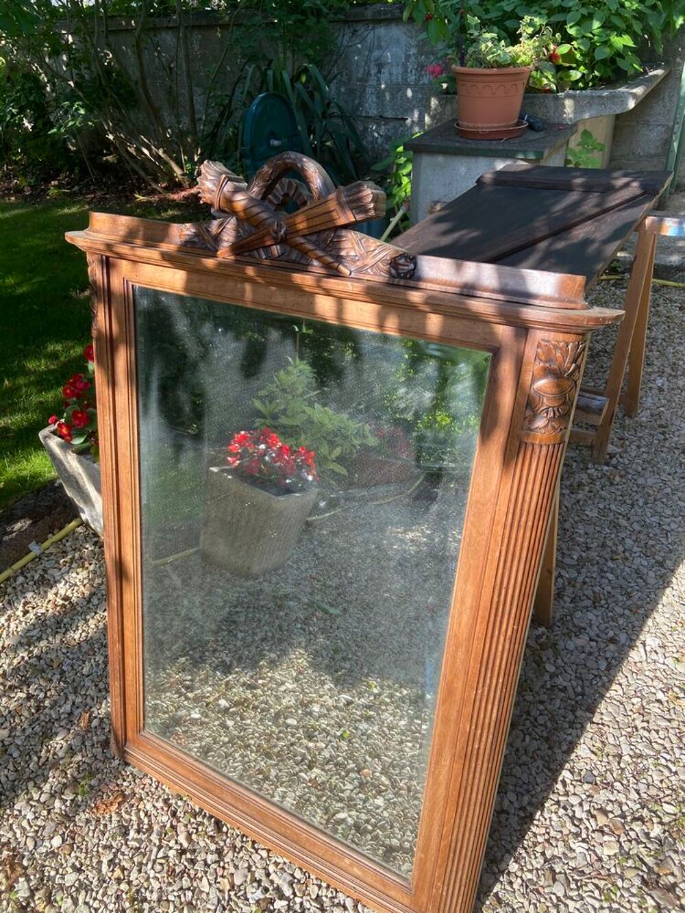 Miroir en bois sculpte glace au mercure en bon &eacute;tat Décoration