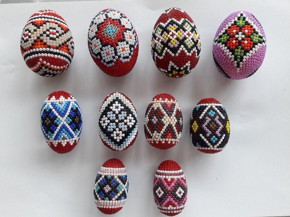 Oeufs en bois et perles Décoration