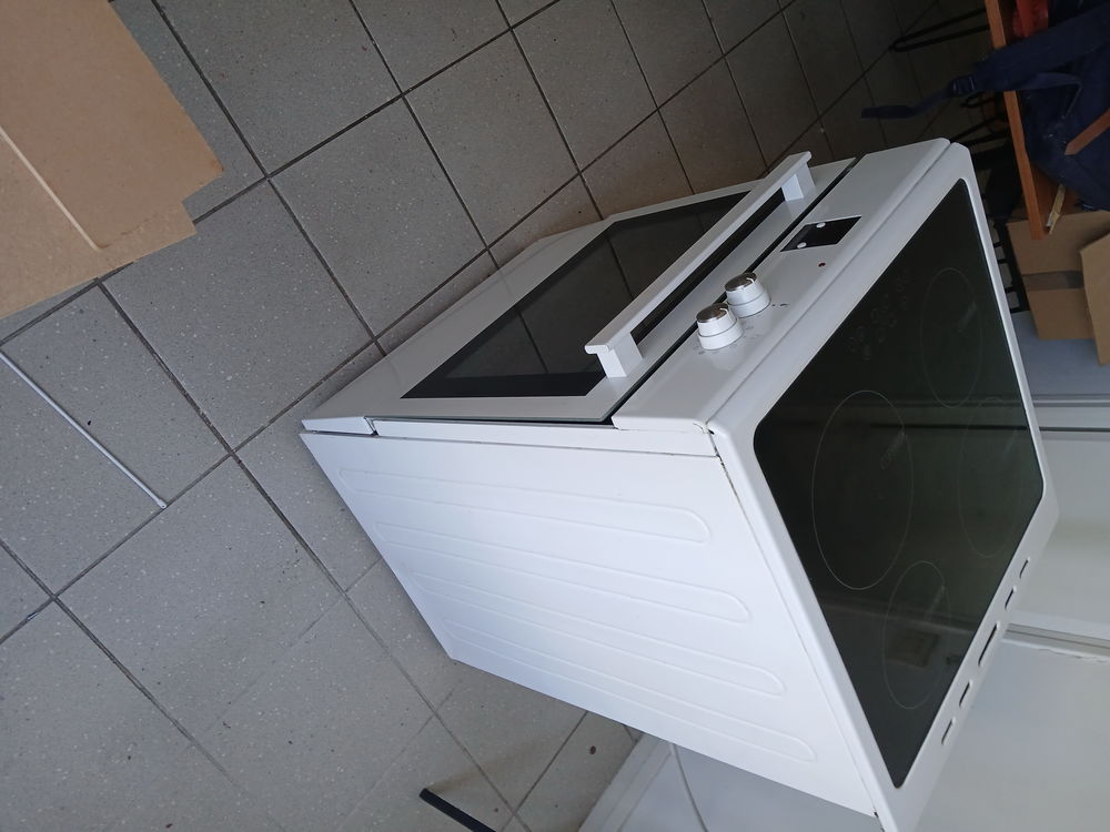 cuisini&egrave;re induction 4 plaques ann&eacute;e 2022 Electroménager