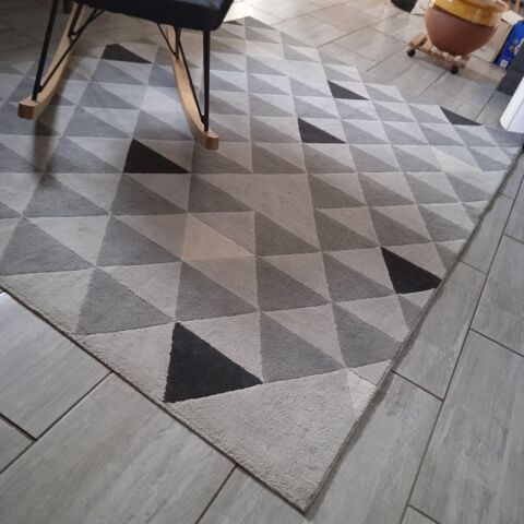 Grand tapis motifs géométriques triangles gris 229*160 60 Roussillon (38)