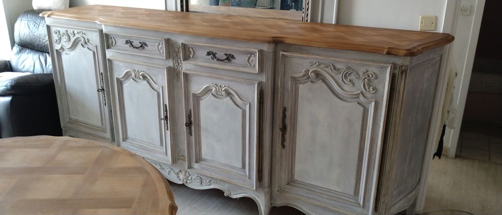 Buffet ancien en bois massif avec une table ronde Meubles
