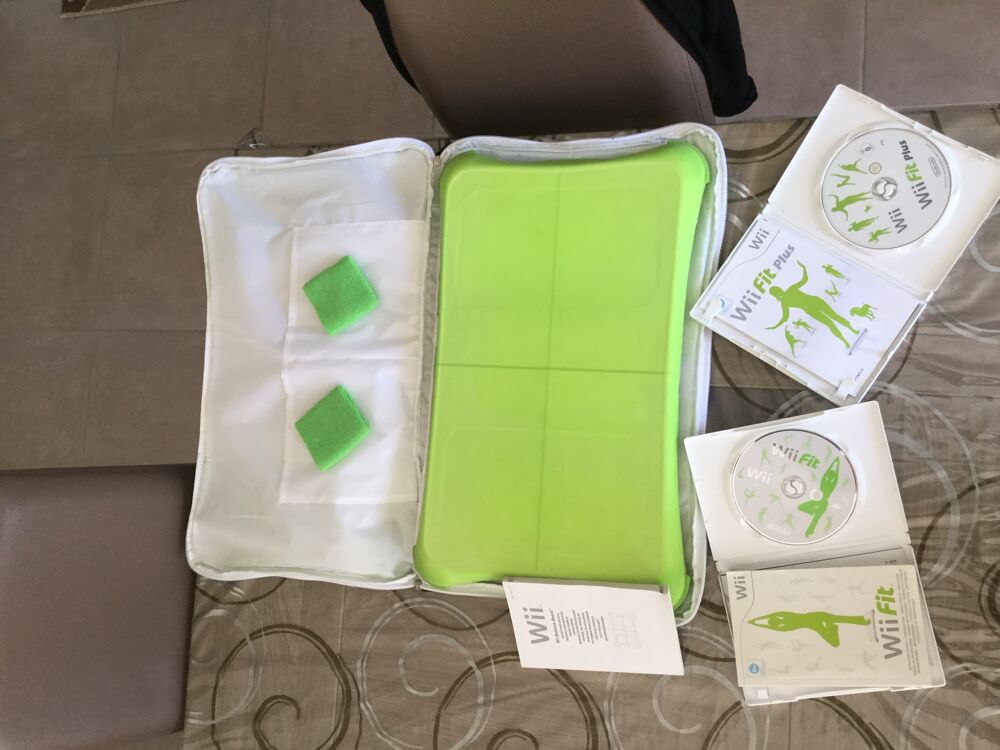 vend wiifit avec housse de rangement ,2 poign&eacute;es ,deux livres notice et trois jeux pour wiifit et wiifit plus Sports