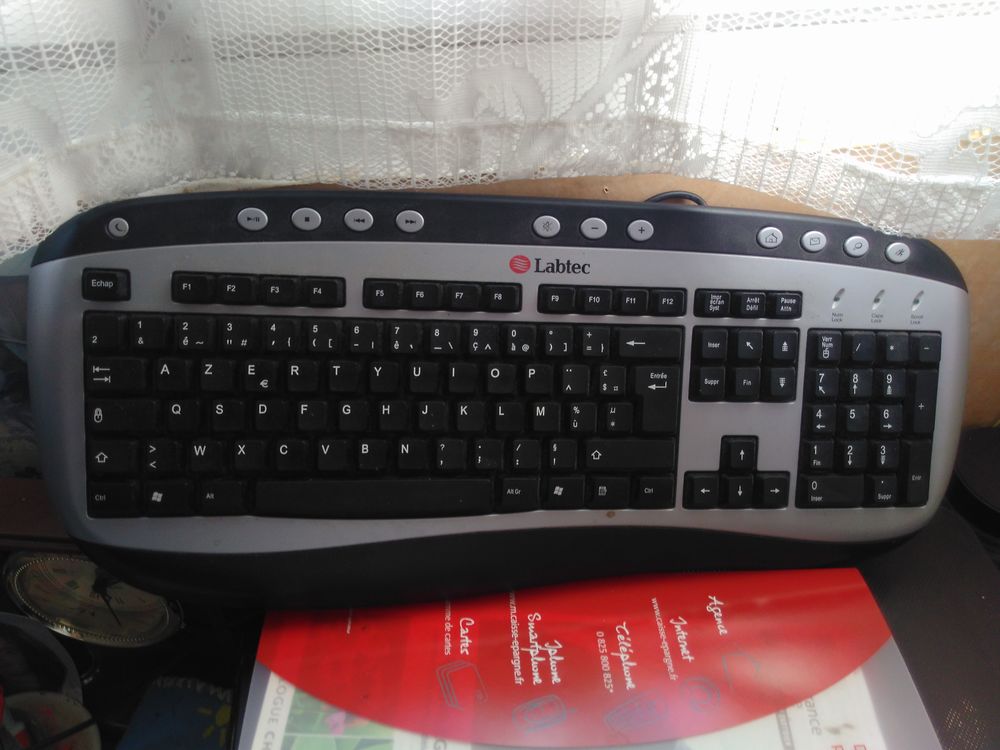 CLAVIER D ORDINATEUR Matériel informatique