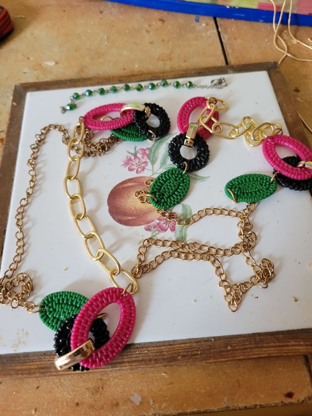 Colliers x4 et 1 bracelet femme occasion le lot de 5 pacotil Bijoux et montres