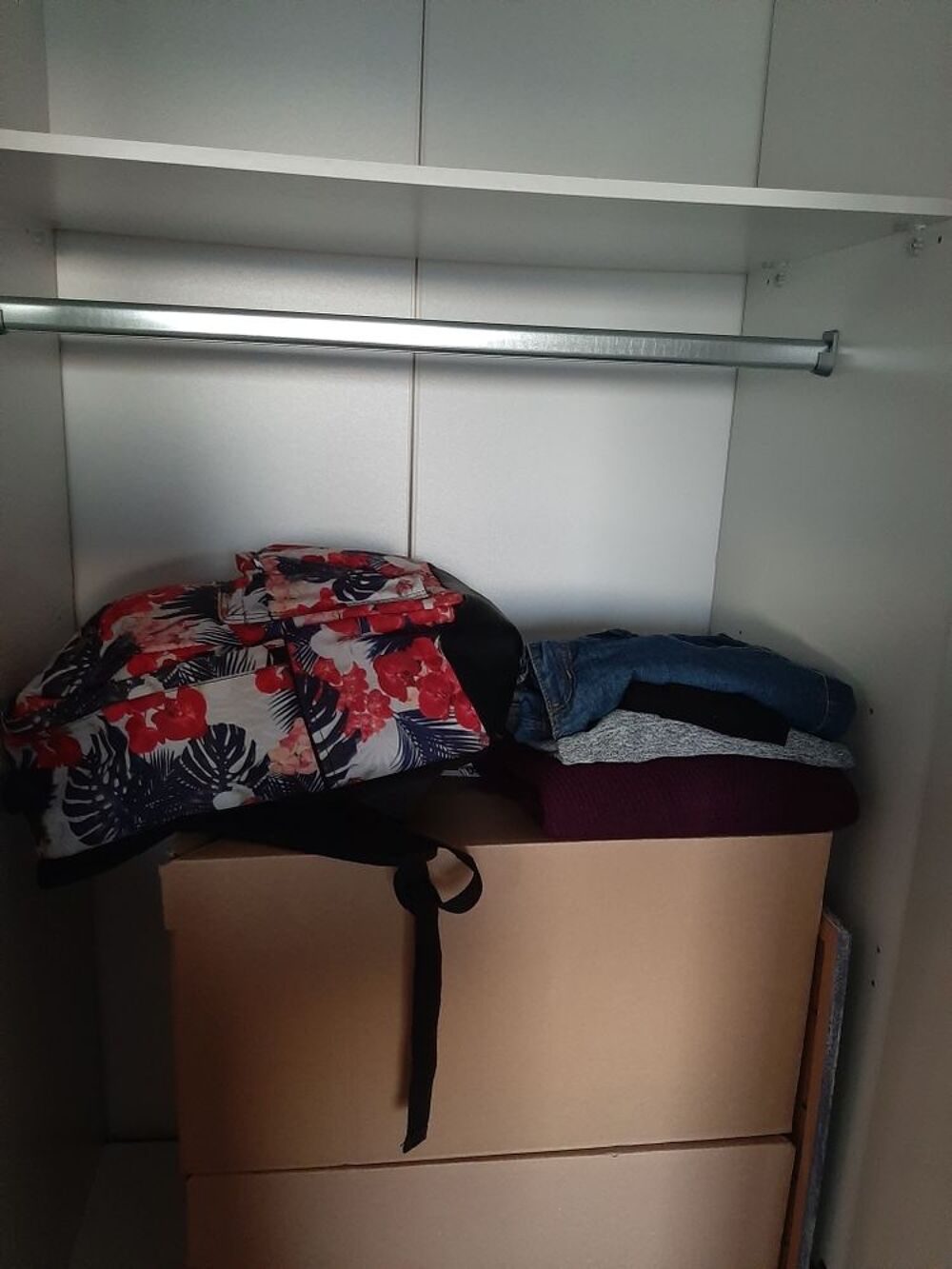 CAUSE D&Eacute;M&Eacute;NAGEMENT 
armoire, blanc laqu&eacute; avec penderie, 3 tiroirs, 2 portes avec &eacute;tag&egrave;res. Meubles